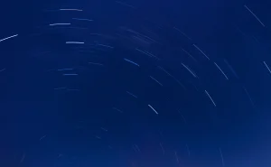 Blue straggler stars that appear younger than their neighbors